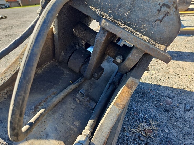 wb-48"-hyd-tilting-cleanup-bucket-image-5