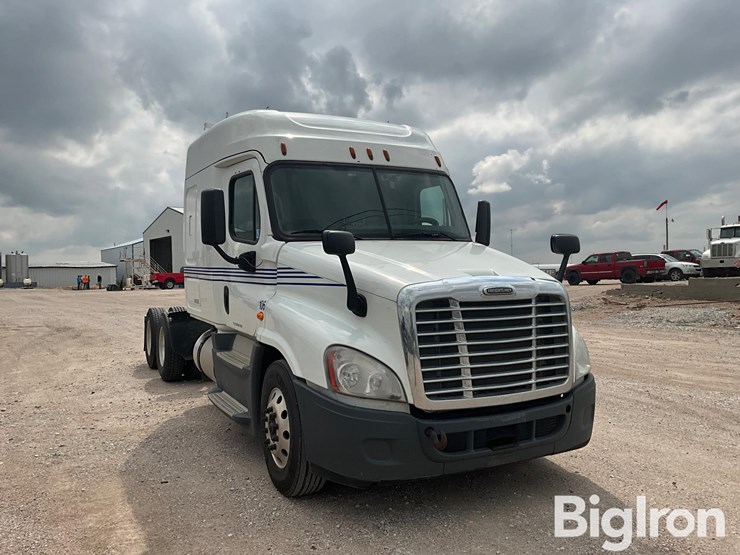 2015-freightliner-cascadia-125-image-3