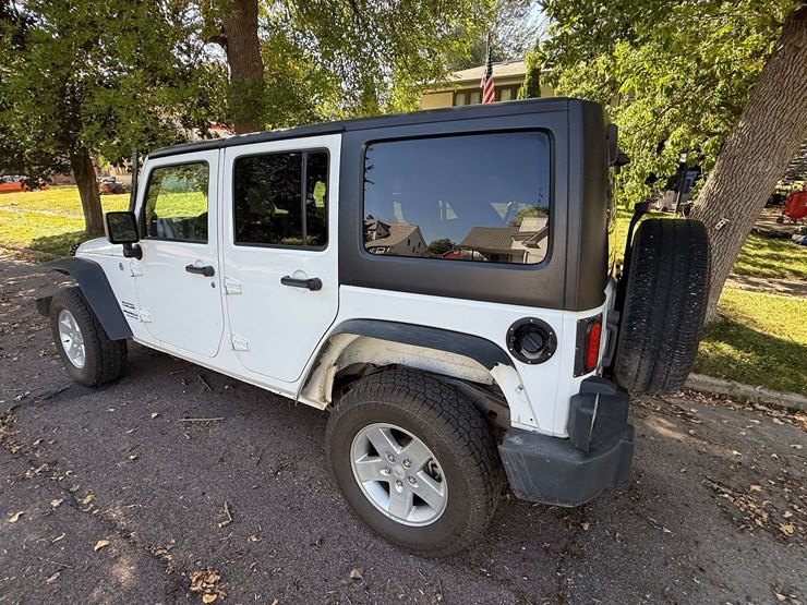 2011-jeep-wrangler-sport-image-12