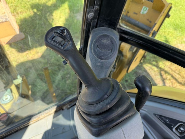 2014-caterpillar-420f-image-57