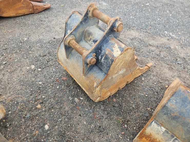 caterpillar-24"-bucket-with-teeth-image-3