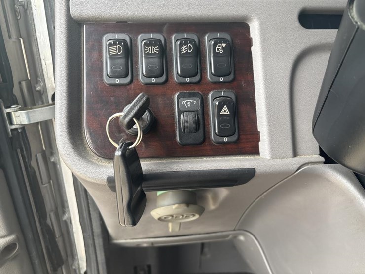2020-peterbilt-389-image-41