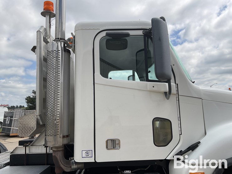 2006-freightliner-columbia-120-image-19