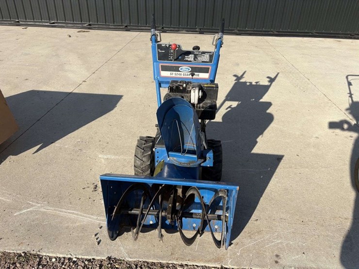 ford-st524a-walk-behind-self-propelled-snow-blower,-5-speed,-24”,-5hp-b&s-image-2
