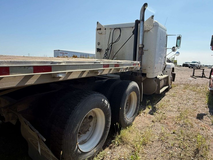 1993-freightliner-semi-tractor-with-sleeper,-shows-783,539-miles,-10-speed-transmission,-11r22.5-tir-image-3