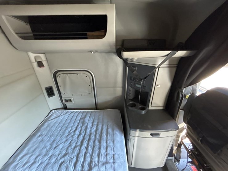 2019-peterbilt-579-image-67