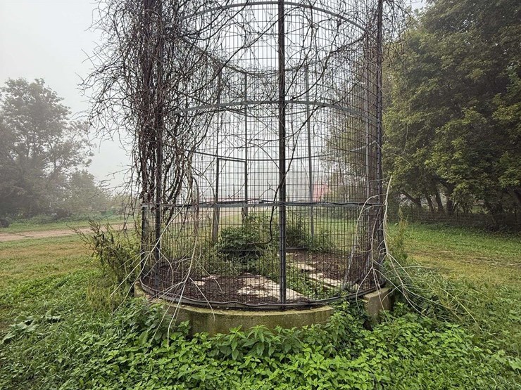 steel-corn-crib,-approx-15’-wide,-buyer-is-responsible-for-removal-image-3