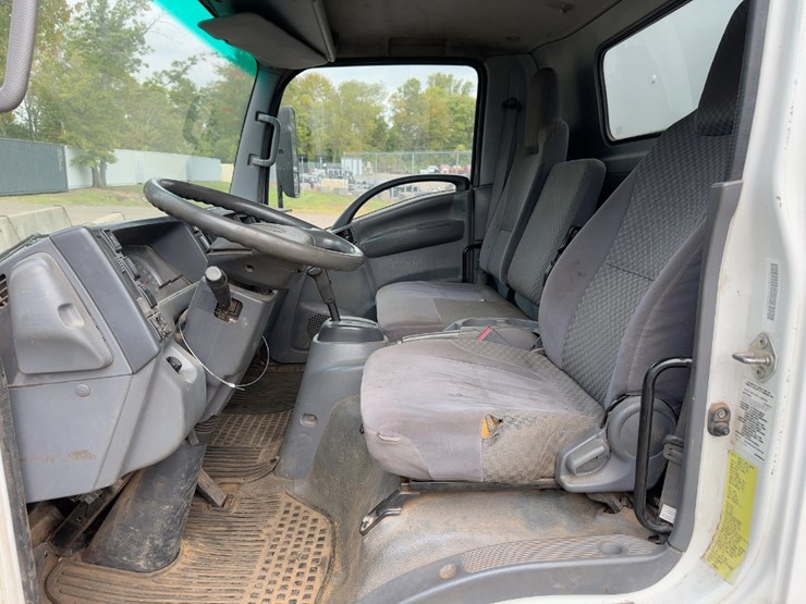 2013-isuzu-npr-hd-image-16