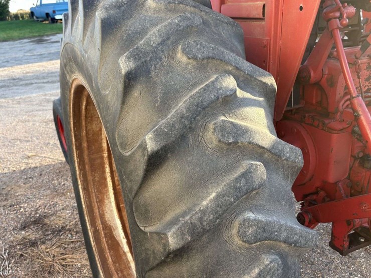 1971-farmall-656-hydro-diesel-tractor,-fenders,-wf,-540-pto,-3pt,-2-hyd,-16.9-38-rears,-7.50-16-fron-image-8