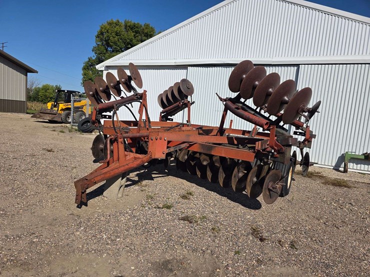 ih-470-tandem-disk,-manual-fold-wings,-9.5l-14-tires-on-6-bolt-rims,-hydraulic-lift,-rear-hitch,-dis-image-3