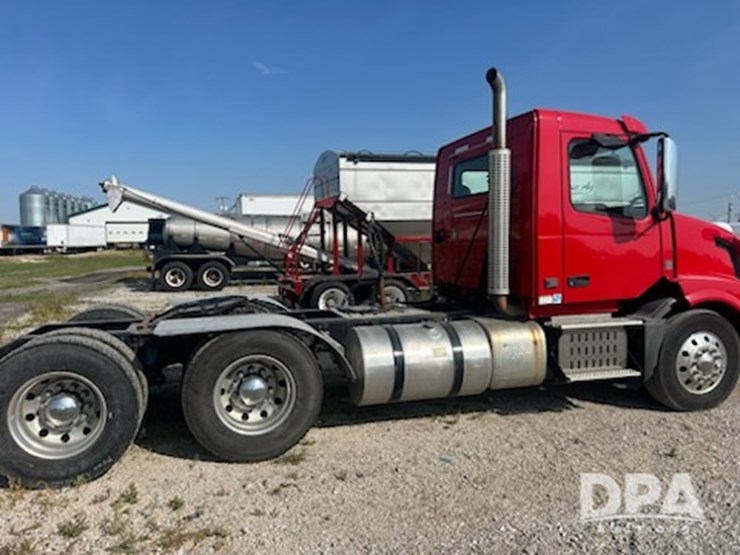 2017-volvo-vnl64t300-image-5