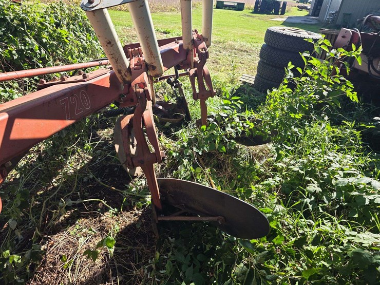 ih-720-–-5-bottom-20”-semi-mount-plow,-auto-reset,-all-wear-parts-are-good,-missing-one-coulter,-use-image-16