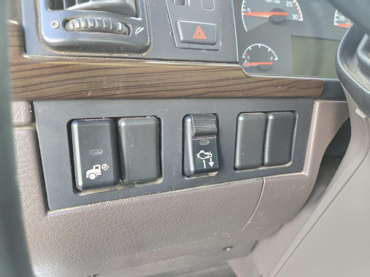 2015-volvo-10-image-48