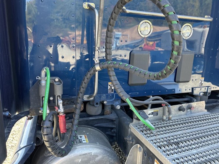2019-peterbilt-579-image-17