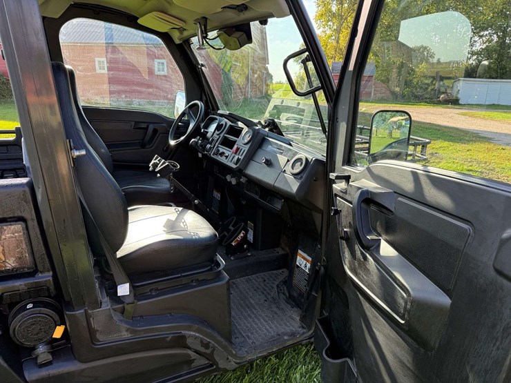 2021-john-deere-gator-image-5