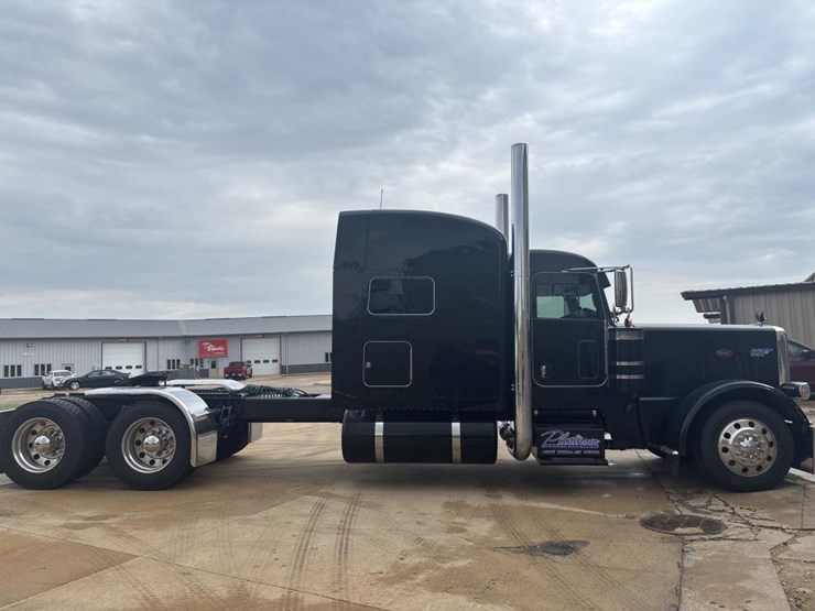 2020-peterbilt-389-image-5