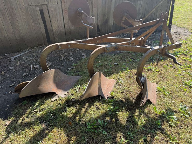 3-bottom-ferguson-plow,-3pt-hookup-image-3