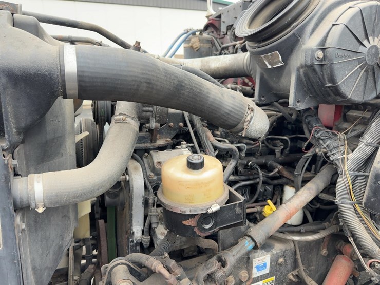 2005-peterbilt-335-image-8