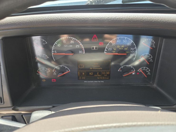 2015-volvo-10-image-50
