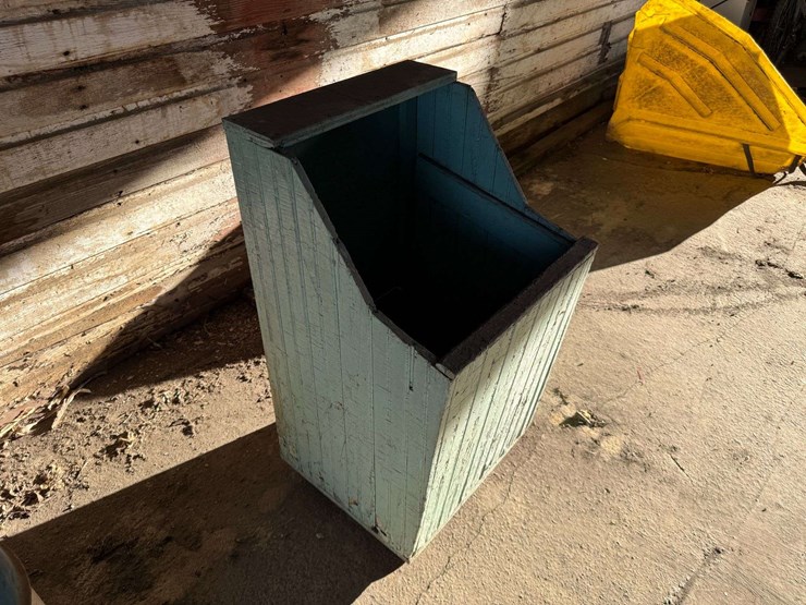 19”-x-20”-x-26”-high-wood-box-on-castors-image-3