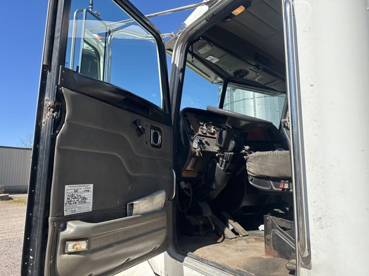 2005-peterbilt-385-image-36