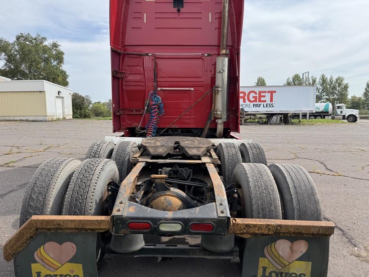 #1097-•-2006-volvo-ve-d12-sleeper-semi-tractor-image-4