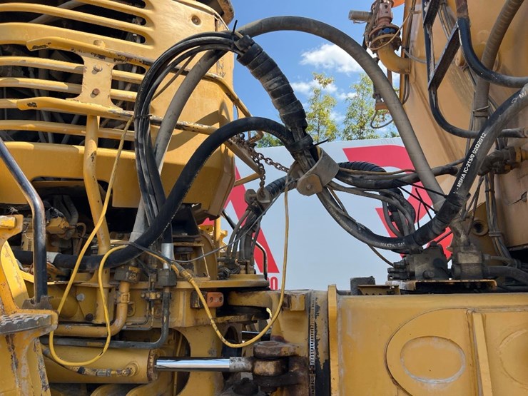 2005-caterpillar-740-image-28
