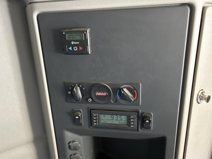 2019-peterbilt-579-image-68