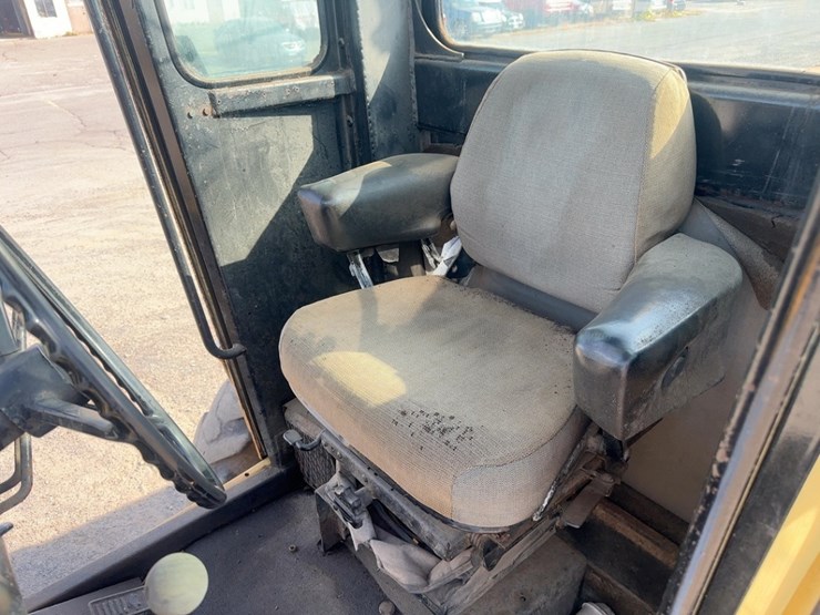1982-deere-670a-image-23