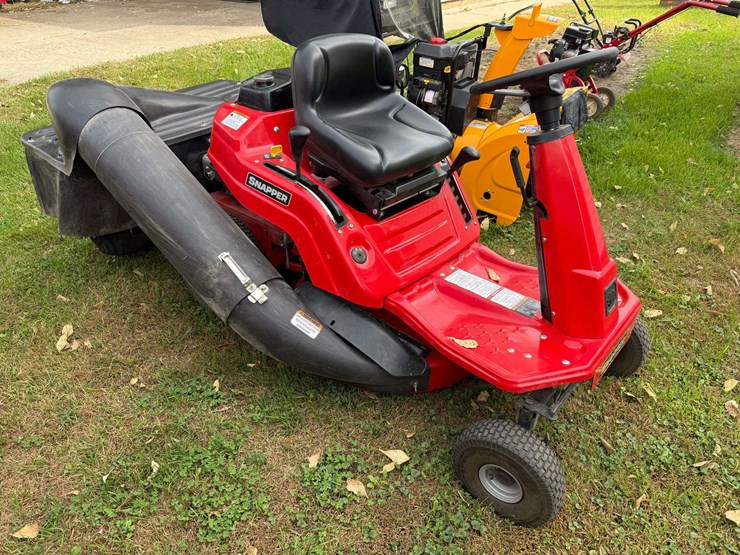 snapper-28”-riding-lawn-mower-with-bagger-image-2