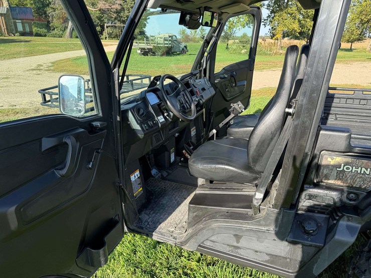 2021-john-deere-gator-image-7