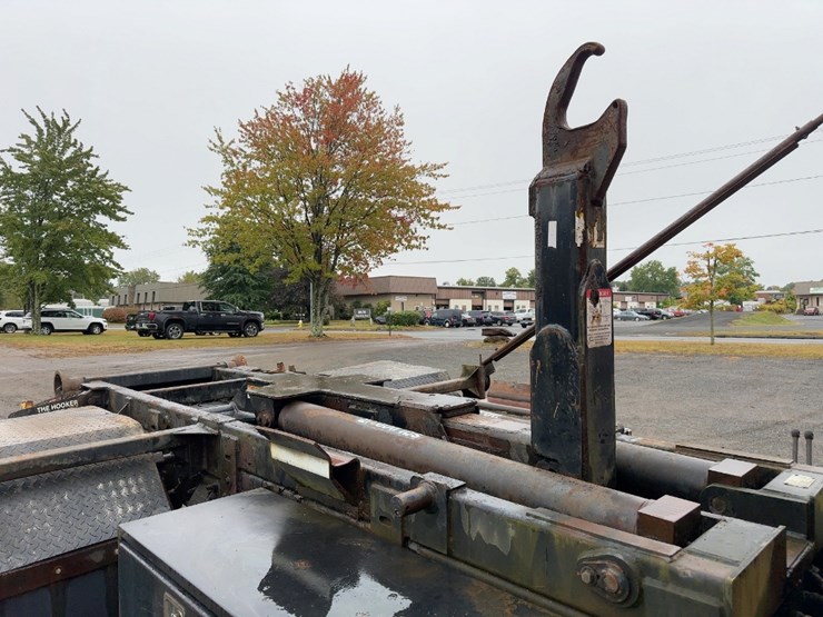 2005-peterbilt-335-image-18