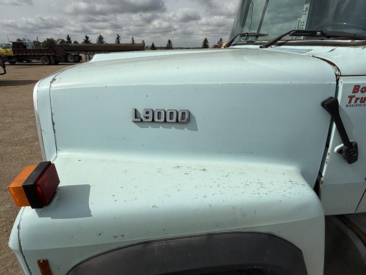 1995-ford-l9000-image-8