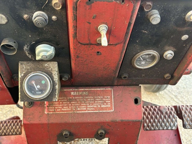 1971-farmall-656-hydro-diesel-tractor,-fenders,-wf,-540-pto,-3pt,-2-hyd,-16.9-38-rears,-7.50-16-fron-image-25