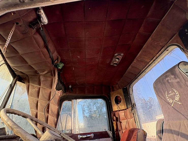 1977-peterbilt-359-image-30