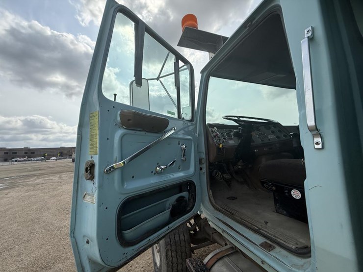 1995-ford-l9000-image-100