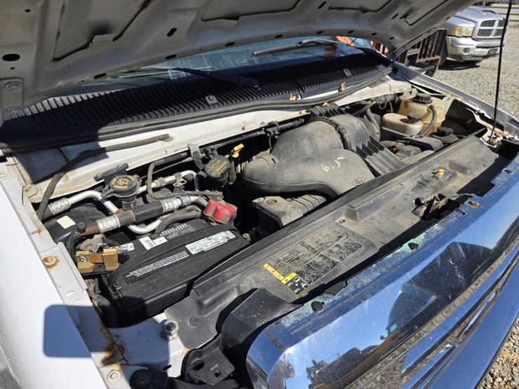 2013-ford-cargo-image-32