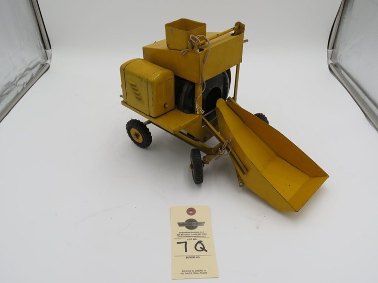 1950's-doepke-model-toy-crane-and-structo-cement-mixer-image-3