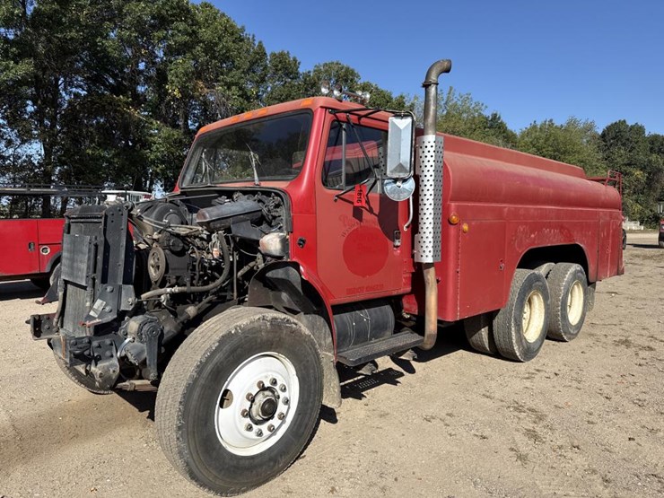#1816-•-1989-international-1955-tanker-truck-image-1
