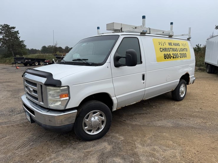 2011-ford-cargo-image-1