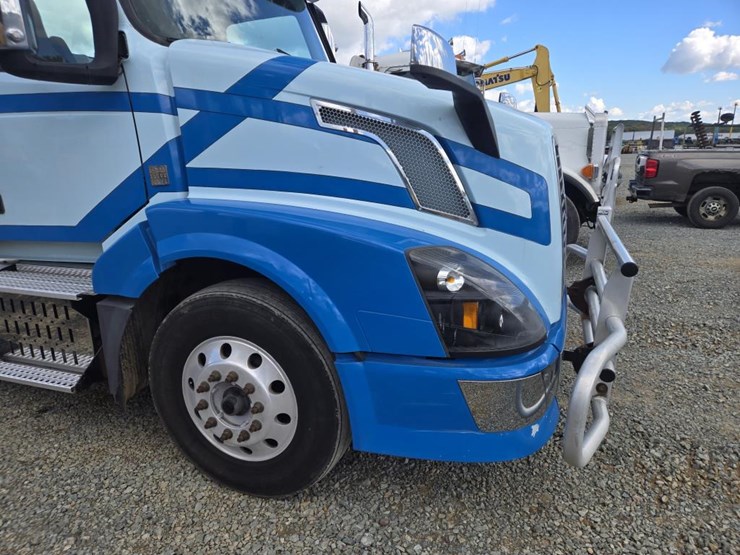 2015-volvo-10-image-10
