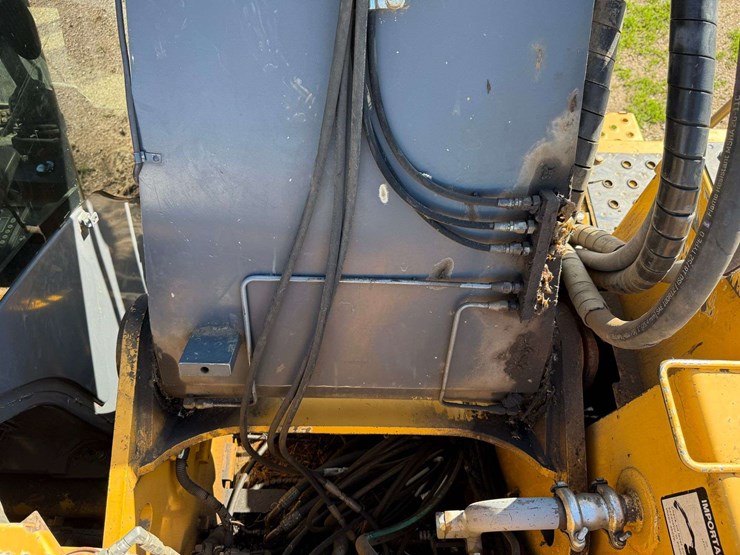 deere-225d-lc-image-49