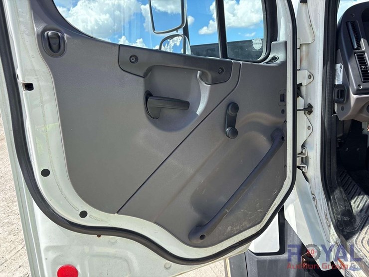 2016-freightliner-114sd-image-6