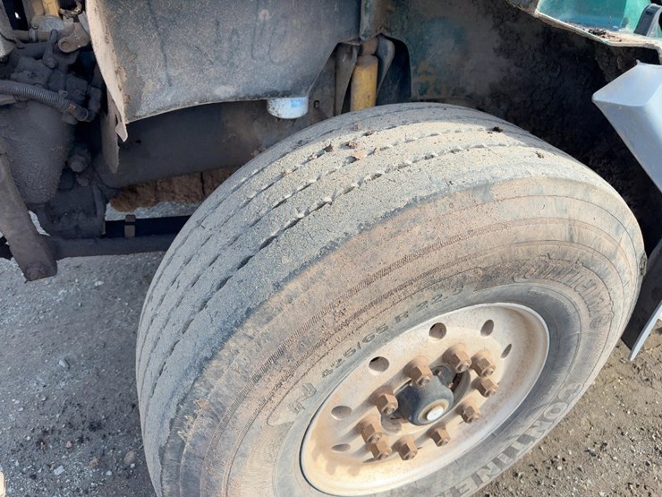2000-freightliner-fl112-image-9