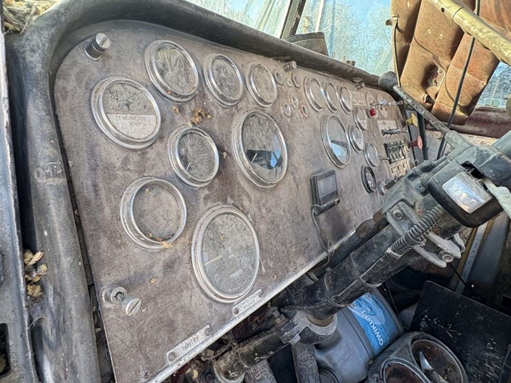 1977-peterbilt-359-image-33