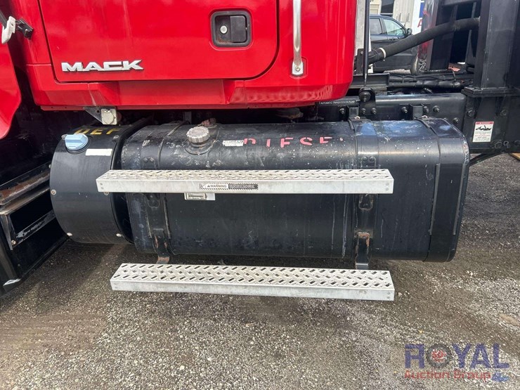 2011-mack-gu713-granite-cooper-tm-1882-18-ton-crane-truck-image-17