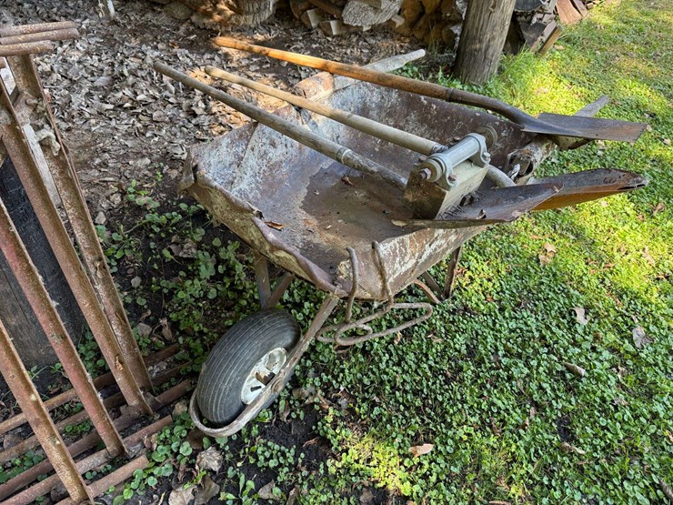 wheelbarrow,-shovels,-shingle-remover,-scaffolding-brackets,-bale-hooks-image-5
