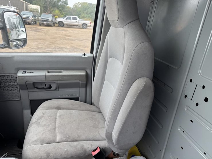 2013-ford-cargo-image-31