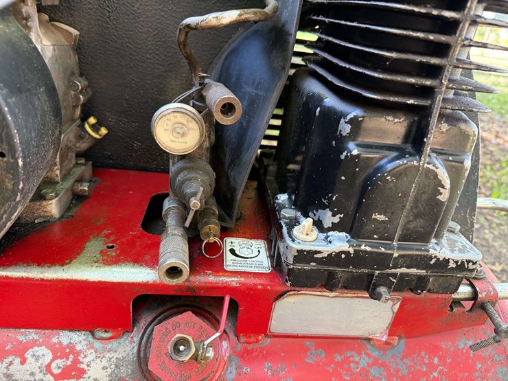 magna-force-air-compressor-with-gas-engine,-in-working-condition,-image-6