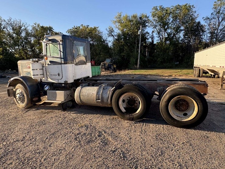 1977-peterbilt-359-image-7
